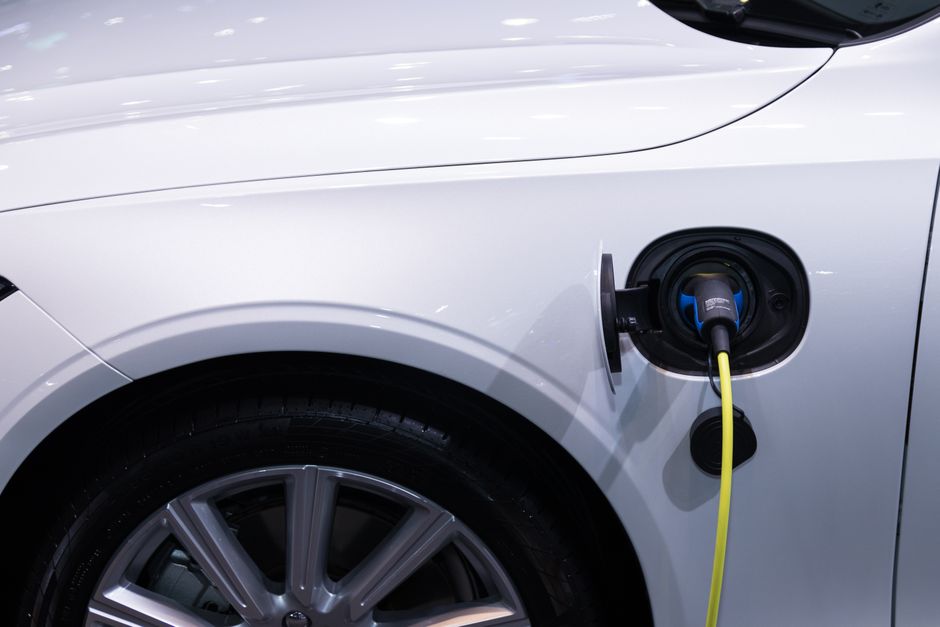 Comparatif détaillé : choisir entre voiture hybride et électrique